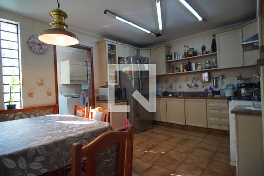 Cozinha  de casa à venda com 4 quartos, 340m² em Rio Branco, Porto Alegre