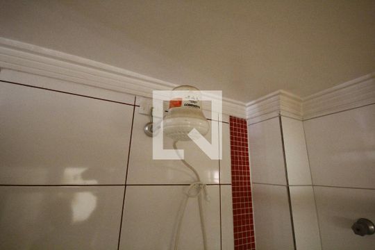Banheiro de kitnet/studio para alugar com 1 quarto, 33m² em Liberdade, São Paulo