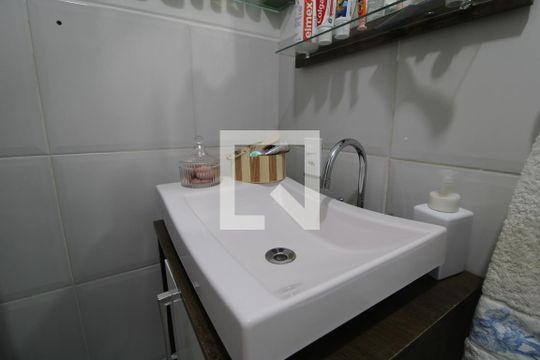 Pia banheiro comum de casa de condomínio à venda com 3 quartos, 101m² em Vila Campo Grande, São Paulo