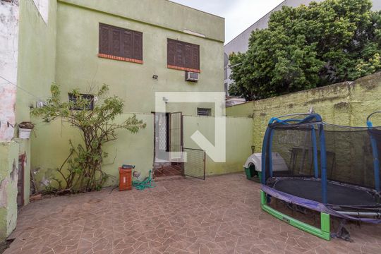 Quintal de casa à venda com 4 quartos, 320m² em Floresta, Porto Alegre