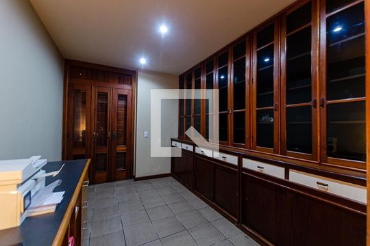 Escritório de casa de condomínio à venda com 7 quartos, 675m² em Largo da Batalha, Niterói