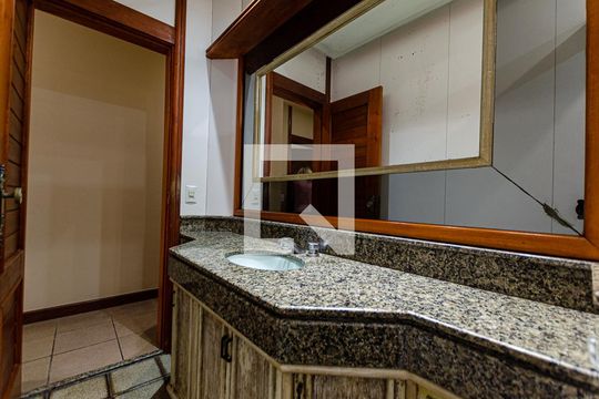 Banheiro de casa de condomínio à venda com 7 quartos, 675m² em Largo da Batalha, Niterói