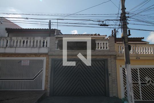 Fachada de casa para alugar com 4 quartos, 200m² em Parque Boturussu, São Paulo