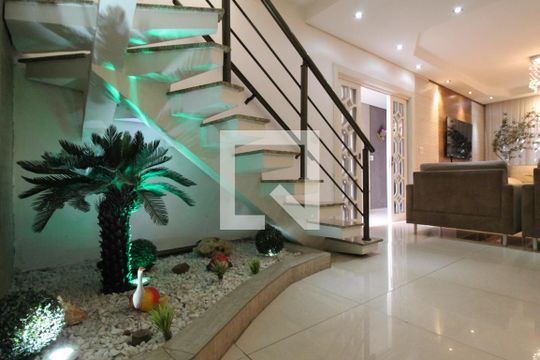 Sala   de casa para alugar com 4 quartos, 200m² em Parque Boturussu, São Paulo
