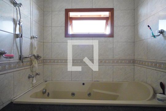 Banheiro da Suíte de casa para alugar com 4 quartos, 840m² em Santa Maria Goretti, Porto Alegre