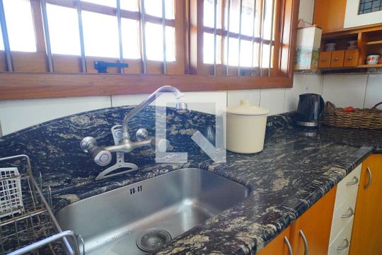 Cozinha de casa para alugar com 4 quartos, 840m² em Santa Maria Goretti, Porto Alegre