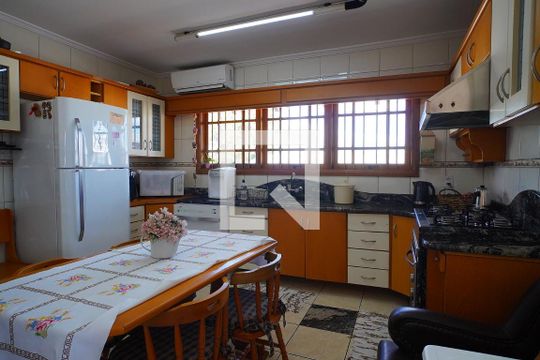 Cozinha de casa para alugar com 4 quartos, 840m² em Santa Maria Goretti, Porto Alegre