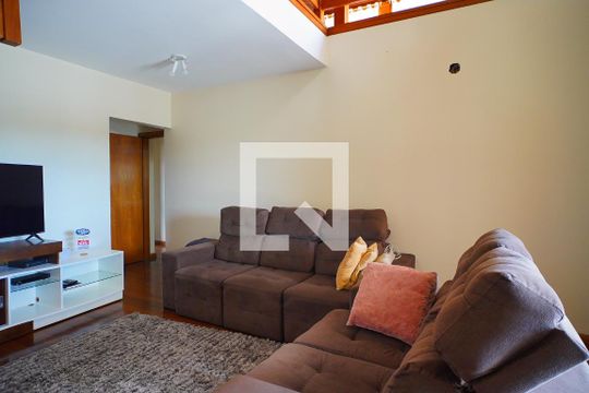 Sala 1 de casa para alugar com 4 quartos, 840m² em Santa Maria Goretti, Porto Alegre