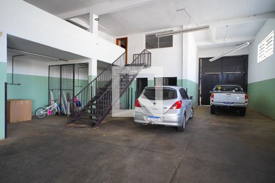 Garagem de casa para alugar com 4 quartos, 840m² em Santa Maria Goretti, Porto Alegre
