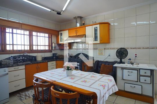 Cozinha de casa para alugar com 4 quartos, 840m² em Santa Maria Goretti, Porto Alegre