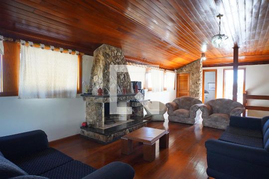 Casa para alugar com 4 quartos, 840m² em Santa Maria Goretti, Porto Alegre
