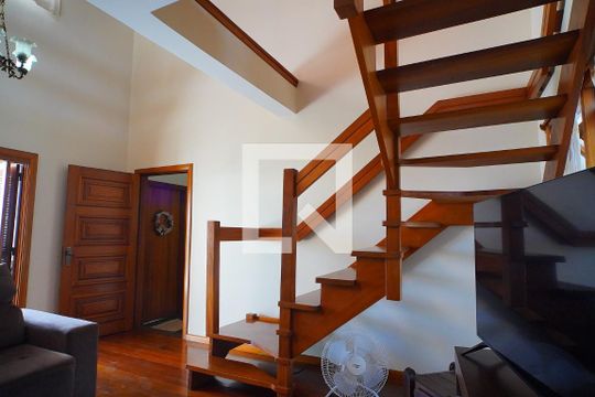 Acesso terraço de casa para alugar com 4 quartos, 840m² em Santa Maria Goretti, Porto Alegre