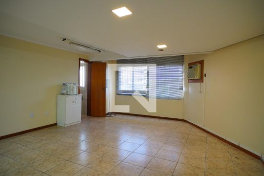 Escritório de casa para alugar com 4 quartos, 840m² em Santa Maria Goretti, Porto Alegre