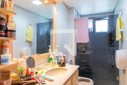 Banheiro de apartamento à venda com 2 quartos, 122m² em Santana, Porto Alegre