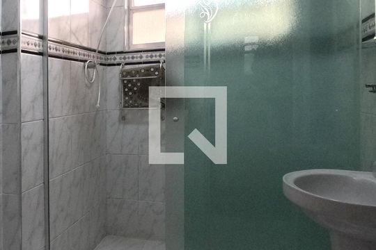 Banheiro de apartamento para alugar com 1 quarto, 50m² em José Menino, Santos