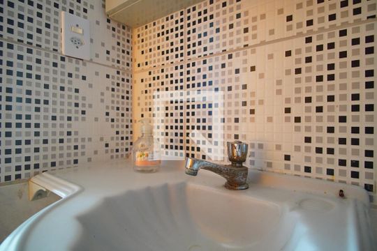 Banheiro  de apartamento à venda com 2 quartos, 51m² em Rubem Berta, Porto Alegre