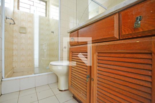 Banheiro de apartamento à venda com 1 quarto, 45m² em Santana, Porto Alegre
