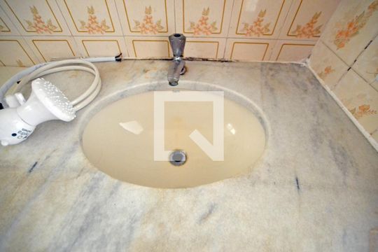 Banheiro de apartamento à venda com 1 quarto, 45m² em Santana, Porto Alegre