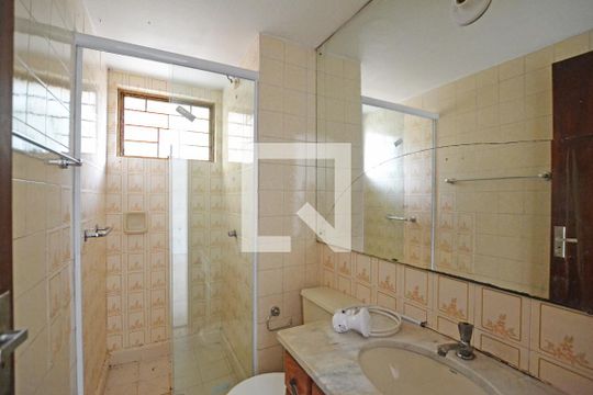 Banheiro de apartamento à venda com 1 quarto, 45m² em Santana, Porto Alegre