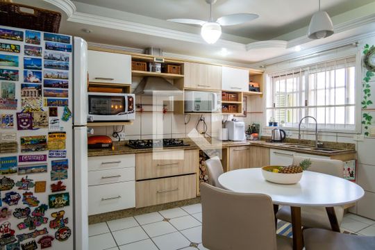 Cozinha de casa de condomínio à venda com 6 quartos, 290m² em Ipanema, Porto Alegre