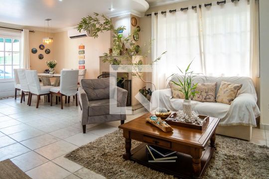Sala de casa de condomínio à venda com 6 quartos, 290m² em Ipanema, Porto Alegre
