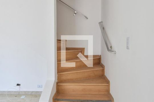 Sala  Escada  de casa à venda com 4 quartos, 159m² em Jardim Aeroporto, São Paulo