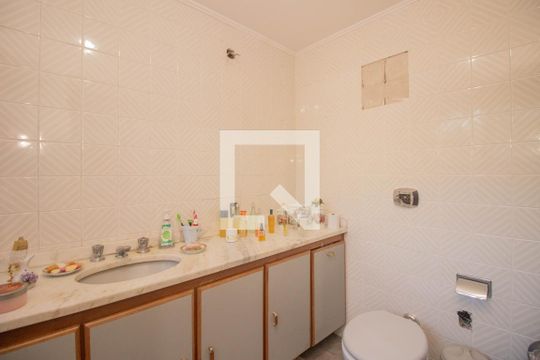 Banheiro Social de casa à venda com 3 quartos, 218m² em Jardim Itu, Porto Alegre