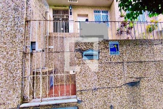 Fachada com cartaz QA. de apartamento à venda com 1 quarto, 70m² em Tijuca, Rio de Janeiro