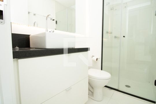 Banheiro - panorâmica  de kitnet/studio à venda com 1 quarto, 26m² em Indianópolis, São Paulo