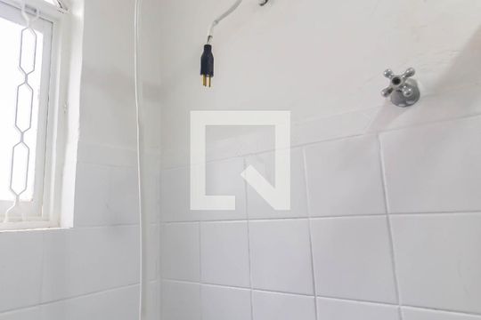 Banheiro de casa para alugar com 1 quarto, 25m² em Vila Butantã, São Paulo