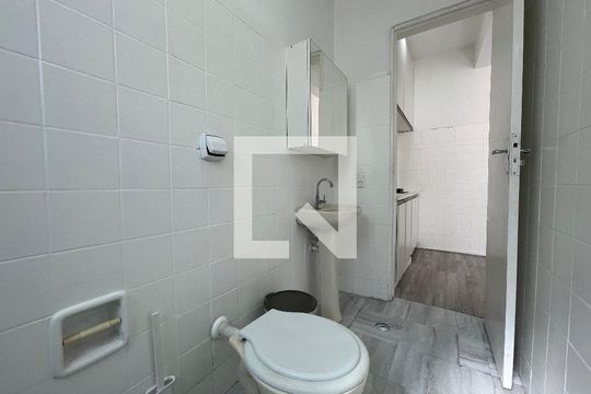 Banheiro de casa para alugar com 1 quarto, 25m² em Vila Butantã, São Paulo