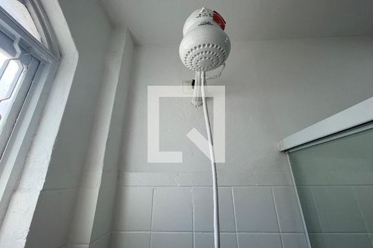 Banheiro de casa para alugar com 1 quarto, 25m² em Vila Butantã, São Paulo
