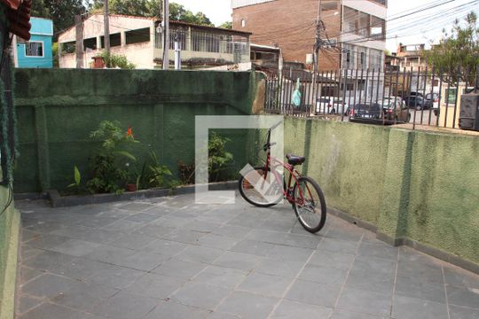 Garagem de casa para alugar com 4 quartos, 243m² em Santa Eugenia, Nova Iguaçu