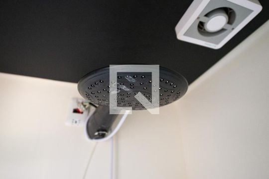 Detalhe do banheiro de casa para alugar com 2 quartos, 40m² em Campos Elíseos, Taubaté