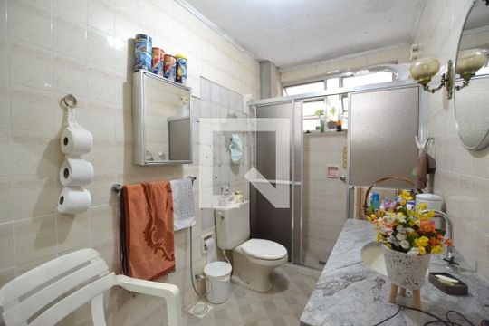 Banheiro de apartamento à venda com 3 quartos, 94m² em Santana, Porto Alegre