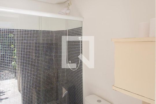Banheiro de Serviço de casa para alugar com 3 quartos, 180m² em Chácara Monte Alegre, São Paulo