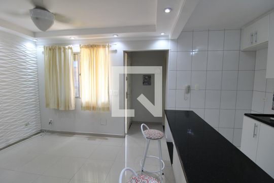 Sala/Cozinha de apartamento para alugar com 2 quartos, 65m² em Jardim Guairaca, São Paulo