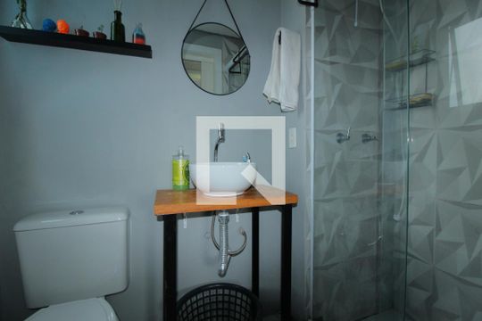 Banheiro  de apartamento à venda com 2 quartos, 49m² em Passo das Pedras, Porto Alegre