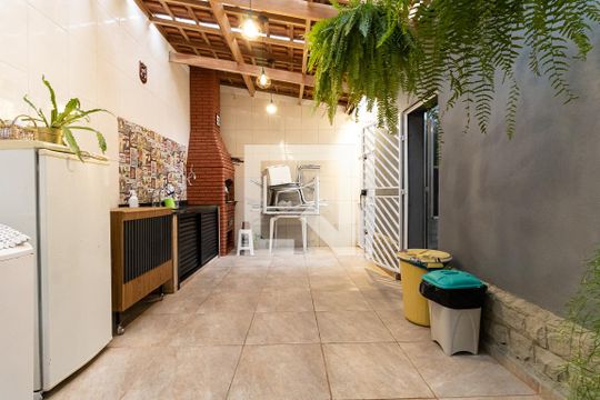Quintal de casa à venda com 4 quartos, 201m² em Vila Firmiano Pinto, São Paulo