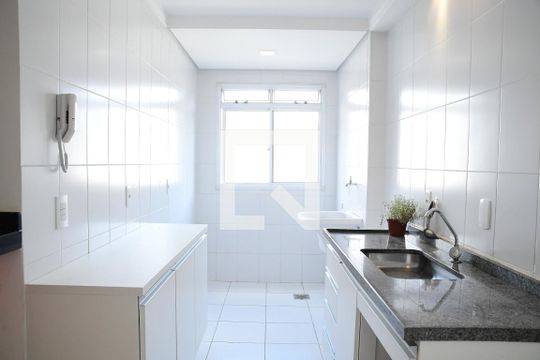 Cozinha e Área de Serviço de apartamento para alugar com 2 quartos, 48m² em Parque Rincão, Cotia