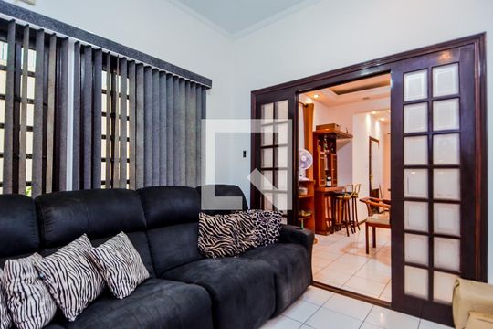Sala de TV de casa para alugar com 3 quartos, 255m² em Vila Augusta, Guarulhos