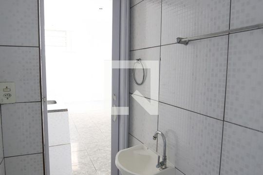 Banheiro de kitnet/studio para alugar com 1 quarto, 40m² em Vila Guilhermina, São Paulo
