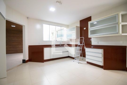 Cozinha de casa para alugar com 3 quartos, 250m² em Park Way, Brasília