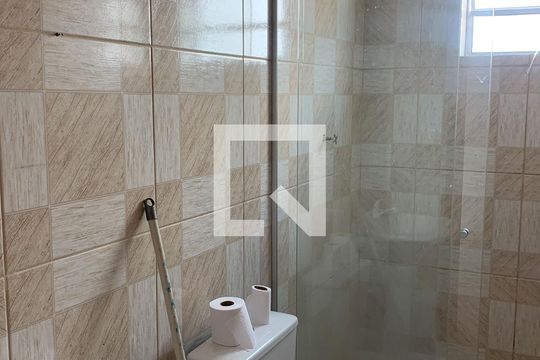 Banheiro de apartamento para alugar com 2 quartos, 55m² em Parque Santa Rosa, Suzano