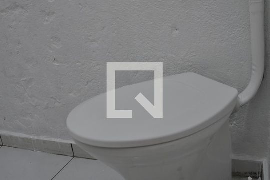 Banheiro de casa para alugar com 1 quarto, 35m² em Vila Ramos, São Paulo