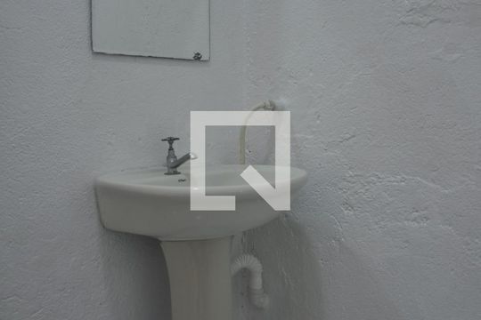 Banheiro de casa para alugar com 1 quarto, 35m² em Vila Ramos, São Paulo