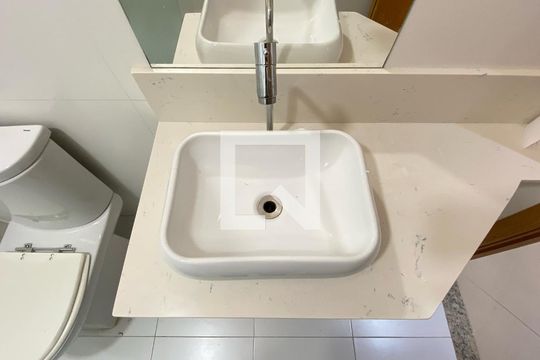 Banheiro  de apartamento à venda com 2 quartos, 62m² em Jardim Patente Novo, São Paulo