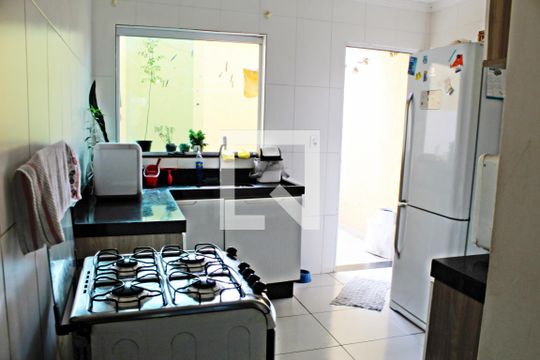 Cozinha de casa de condomínio à venda com 3 quartos, 120m² em Vila Carmosina, São Paulo
