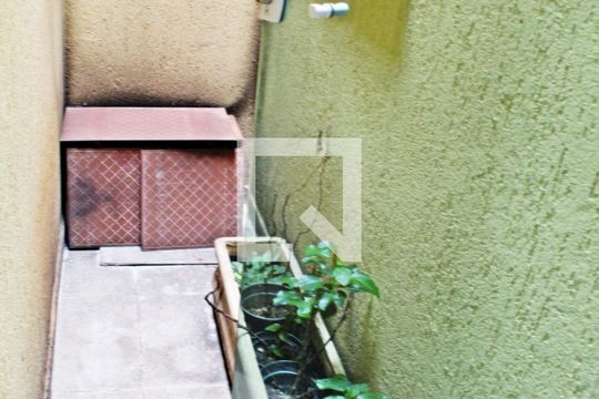 Jardim de casa de condomínio à venda com 3 quartos, 120m² em Vila Carmosina, São Paulo