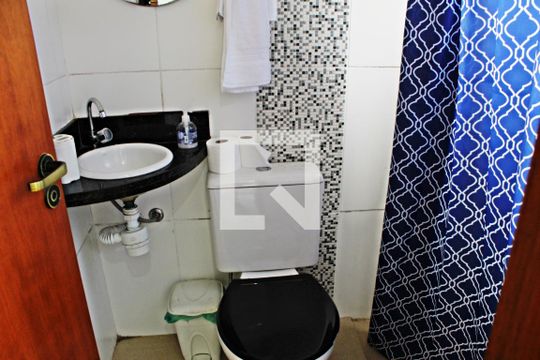 Banheiro da Suíte de casa de condomínio à venda com 3 quartos, 120m² em Vila Carmosina, São Paulo